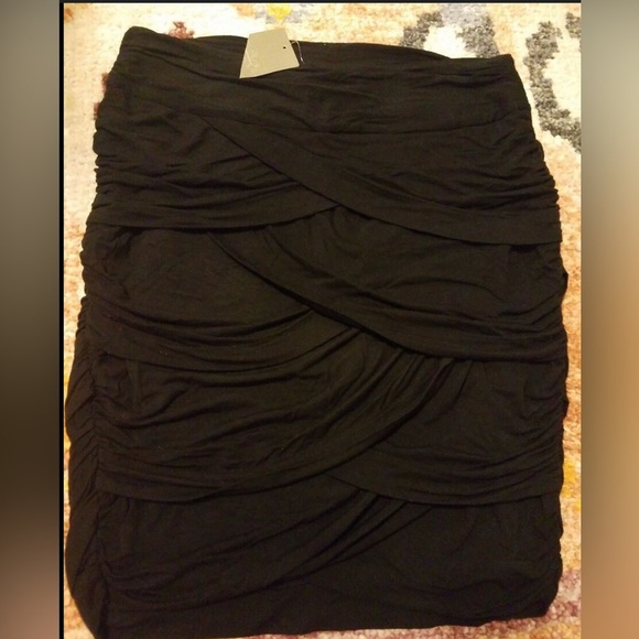 Really flattering! Anthropologie Leifsdottir Black Ruffled Ruched Skirt Sz 8 - Picture 2 of 7